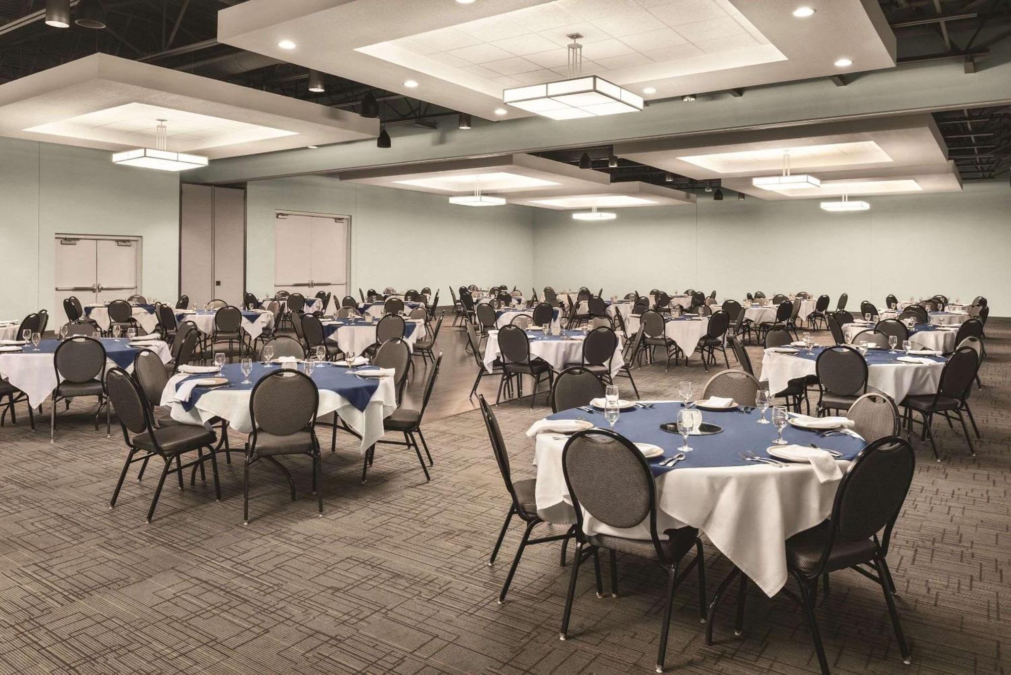 Radisson Hotel And Conference Center פונד דו לאק מראה חיצוני תמונה