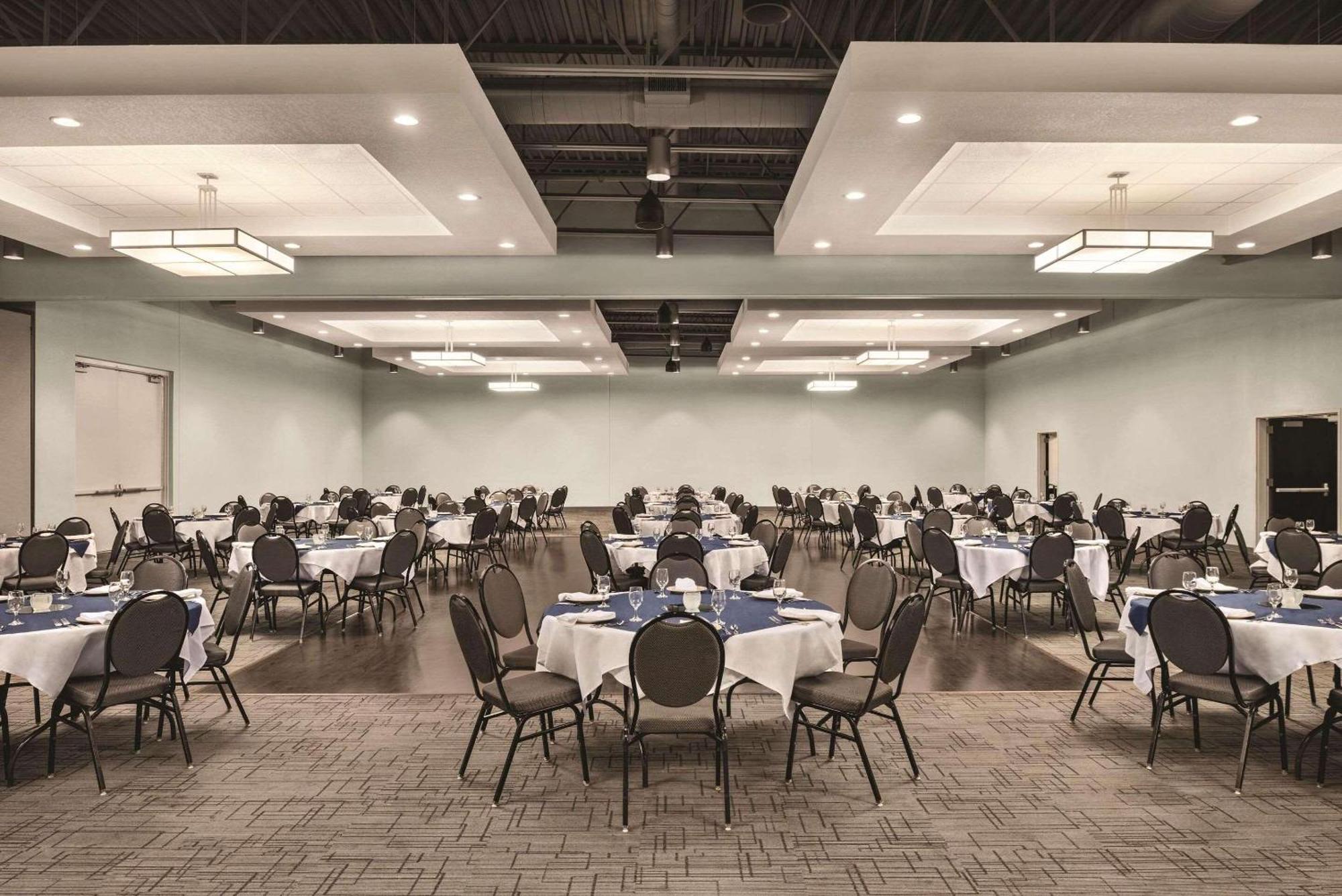 Radisson Hotel And Conference Center פונד דו לאק מראה חיצוני תמונה